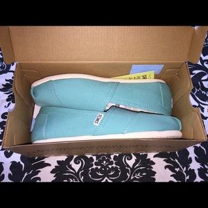 BRAND NEW TOMS TURQUOISE COLOR SIZE 6